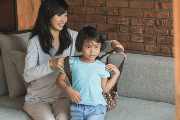 Mamá puso la mochila en su hija — Foto de Stock