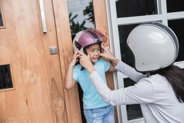 Niña feliz usando casco — Foto de Stock