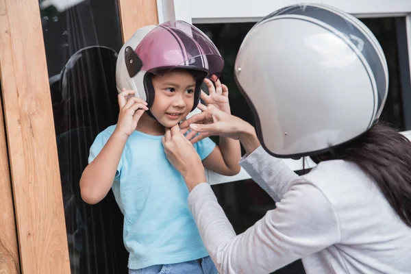 Mãe e filha usando capacete — Fotografia de Stock