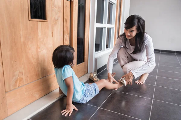 Anne ile ayakkabı giy