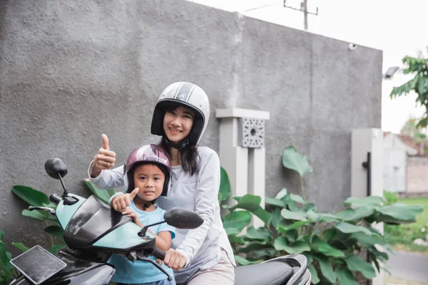Ibu dan anak mengendarai skuter sepeda motor — Stok Foto