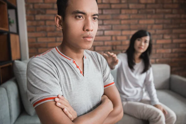 Paar prügelt sich auf dem Sofa — Stockfoto