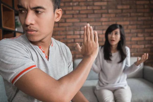 Berdebat pasangan duduk terpisah di rumah — Stok Foto