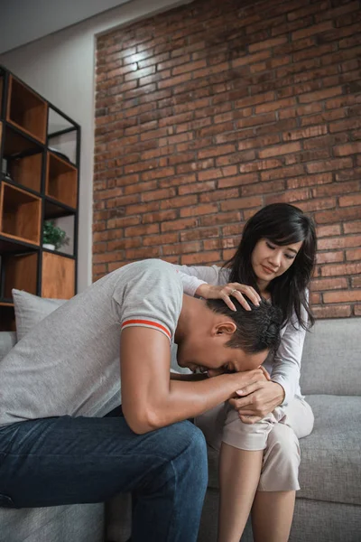 Mulher confortando seu triste homem de luto — Fotografia de Stock