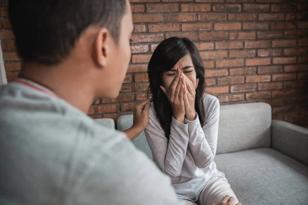 Suami menghibur sedih berkabung istrinya — Stok Foto