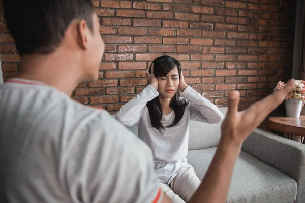 Paar streitet auf der Couch — Stockfoto