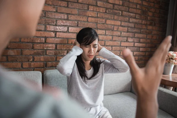 Çift kanepede tartışmayı