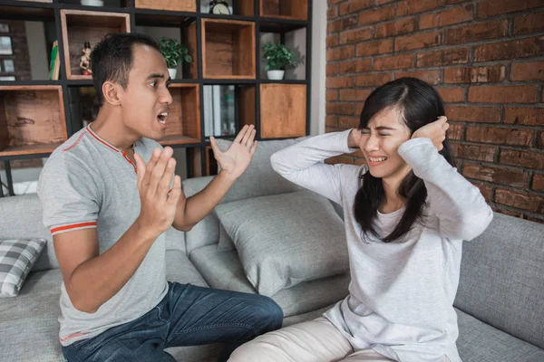 Paar streitet auf der Couch — Stockfoto