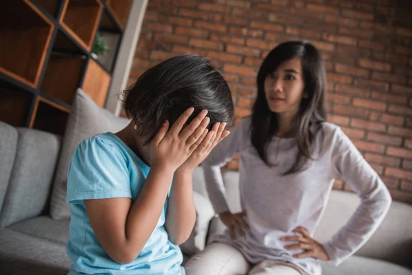 Wütende Mutter beschimpft Tochter — Stockfoto