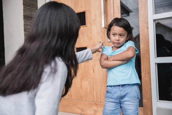 Madre persuadió a su hija — Foto de Stock