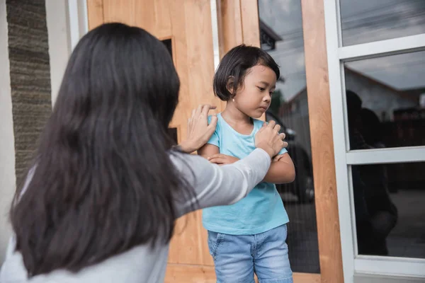 Madre persuadió a su hija — Foto de Stock