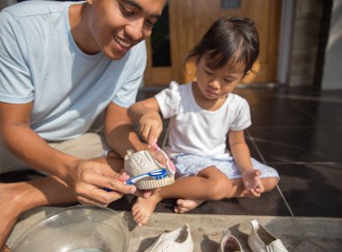 Baba ve kızı birlikte Ayakkabı temizleme