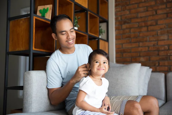 Asiatico padre spazzola figlia capelli — Foto Stock