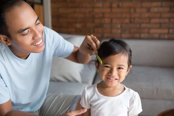 Papa kammen baby meisje haar — Stockfoto