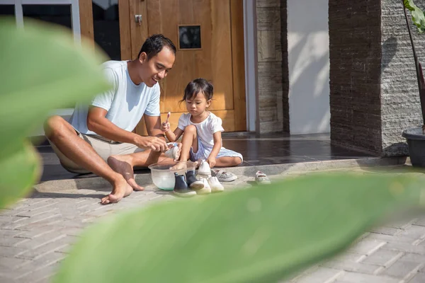 Baba ve kızı birlikte Ayakkabı temizleme