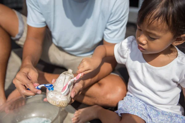 Baba ve kızı birlikte Ayakkabı temizleme