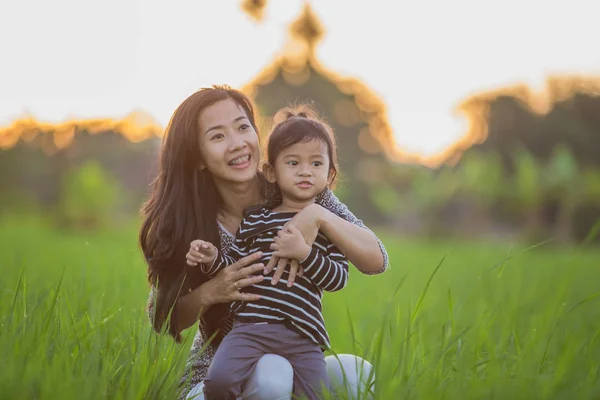 Mãe e filha em campo de arroz paddy — Fotografia de Stock