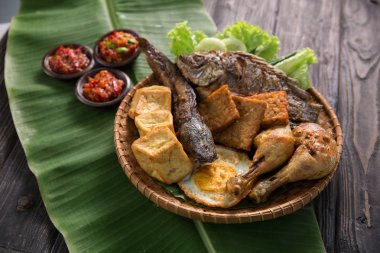 Geleneksel Endonezya gıda sambal ile