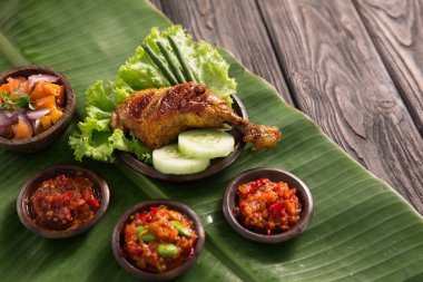 Ayam penyet çeşitli sambal veya sıcak baharatlı biber sosu ile