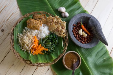nasi pecel. fıstık Soslu sebze