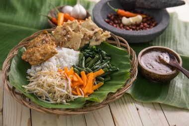 geleneksel Endonezya mutfağı. nasi pecel