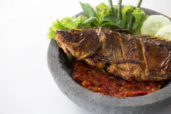 Penyetan comida tradicional indonesia con pescado —  Fotos de Stock