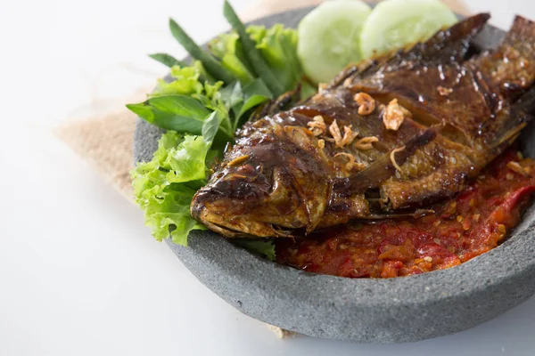 acı biber sosu sambal ile balık