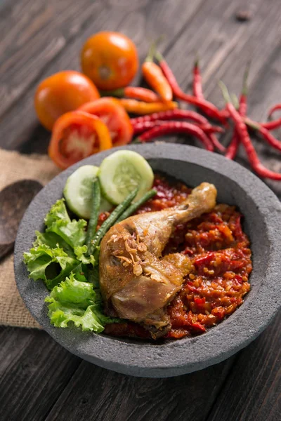 Ayam penyet tradycyjny pikantny sos lub Sambal — Zdjęcie stockowe