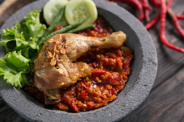 ayam penyet geleneksel baharatlı sos veya sambal