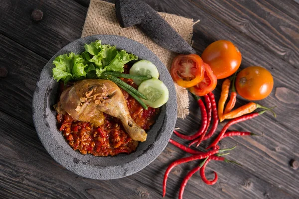 Ayam goreng dalam masakan indonesia — Stok Foto
