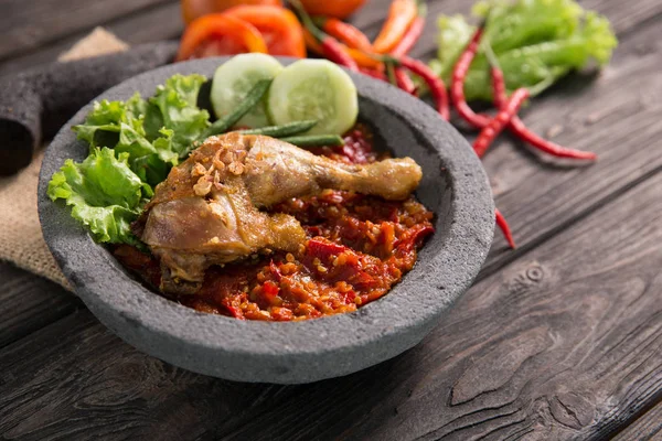 Ayam penyet hagyományos fűszeres mártással vagy sambal — Stock Fotó