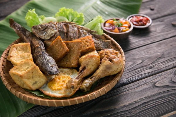 Comida indonésia tradicional com sambal — Fotografia de Stock