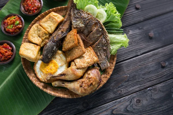 Tradiční indonéské kulinářské jídlo — Stock fotografie