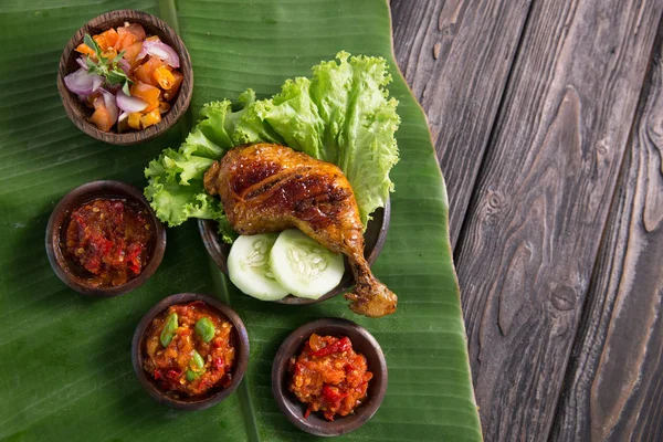 Ayam penyet dengan berbagai sambal — Stok Foto