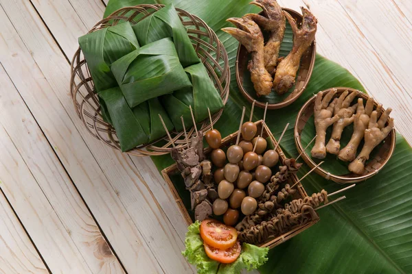 nasi angkringan veya nasi kucing. endonezya geleneksel