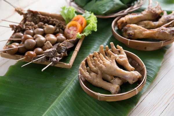 kızarmış tavuk ayağı. Endonezya angkringan