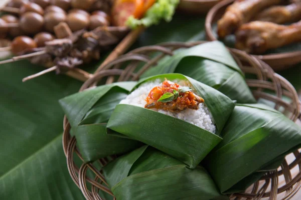 nasi angkringan veya nasi kucing. endonezya geleneksel