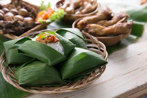 Nasi: angkringan lub nasi kucing. Indonezyjski tradycyjny — Zdjęcie stockowe