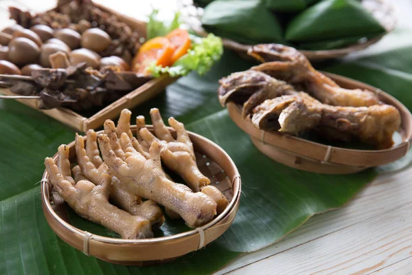 kızarmış tavuk ayağı. Endonezya angkringan