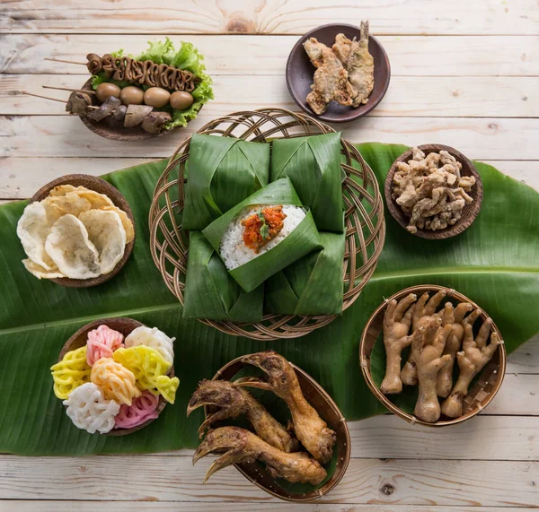 Nasi angkringan oder nasi kucing. indonesische Tradition — Stockfoto