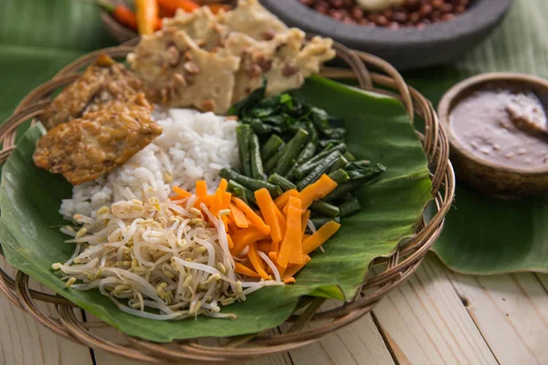 nasi pecel. fıstık Soslu sebze