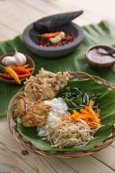 geleneksel Endonezya mutfağı. nasi pecel