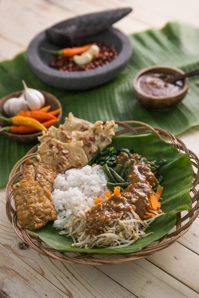 Nasi pecel. groente met pindasaus — Stockfoto