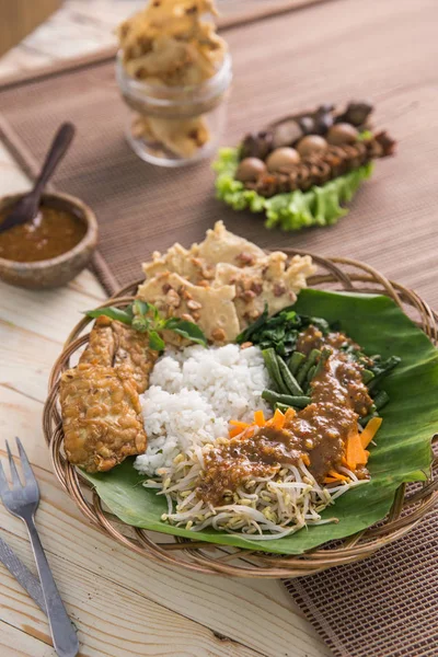 nasi pecel. fıstık Soslu sebze
