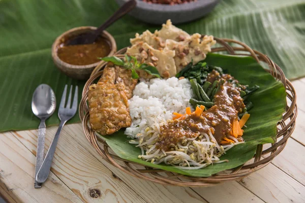 Kuliner tradisional indonesia. Nasi Pecel Stok Foto