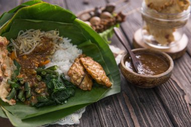nasi pecel. fıstık Soslu sebze
