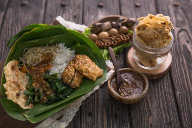 geleneksel Endonezya mutfağı. nasi pecel