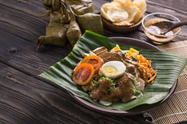 Gado-gado. Geleneksel Endonezya gıda. pirinç keki, yumurta ve fıstık Soslu sebze