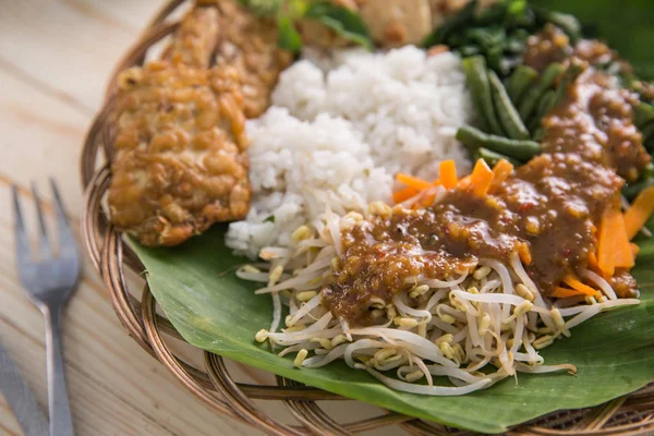 Kuliner tradisional indonesia. Nasi Pecel — Stok Foto