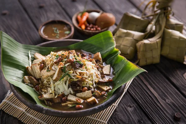 Makanan tradisional yang lezat. kupat tahu dari indonesia — Stok Foto